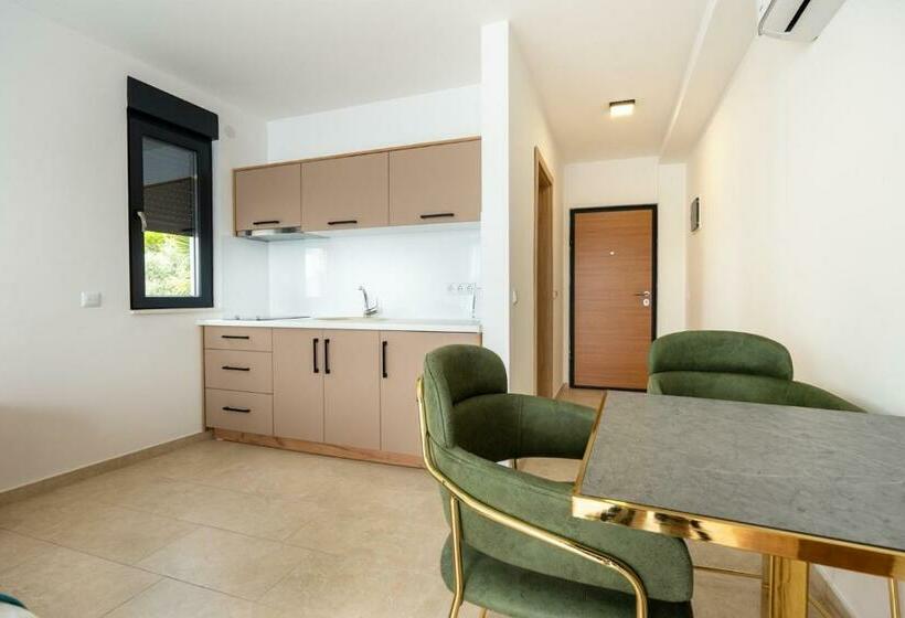 استودیو استاندارد با بالکن, Villa Emina Sa Privatnom Plažom I Parkingom