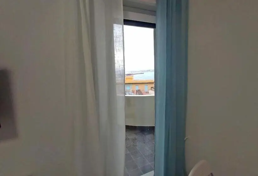 اتاق لوکس با چشم‌انداز دریا, B&b La Finestra Sul Mare