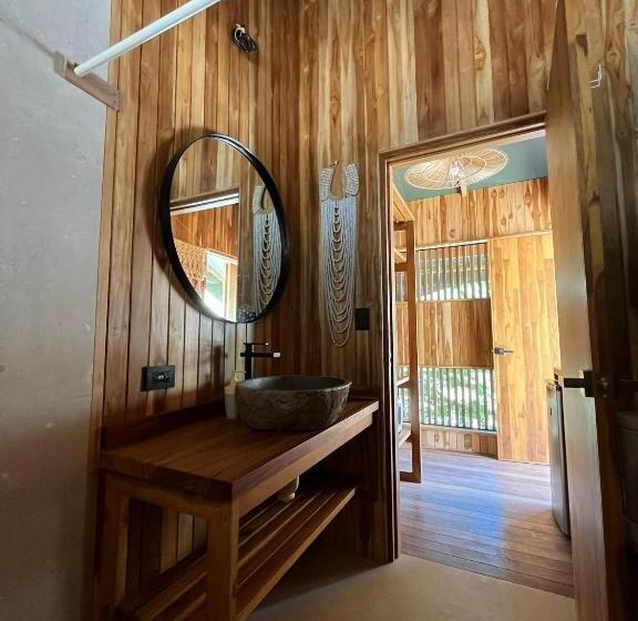 デラックススイート, Sangha Retreat