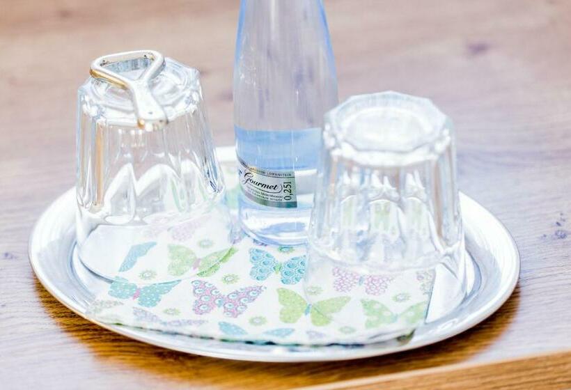 标准单人间, Zur Post