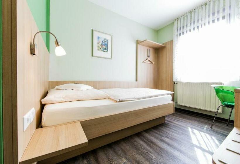 标准单人间, Zur Post