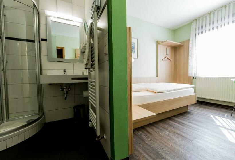 标准单人间, Zur Post