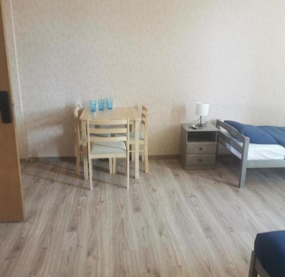 اتاق استاندارد چهار تخته, Telegrafs