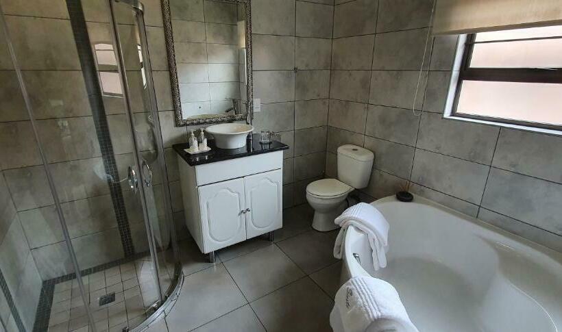 غرفة قياسية ثلاثية, Siesta Guest House