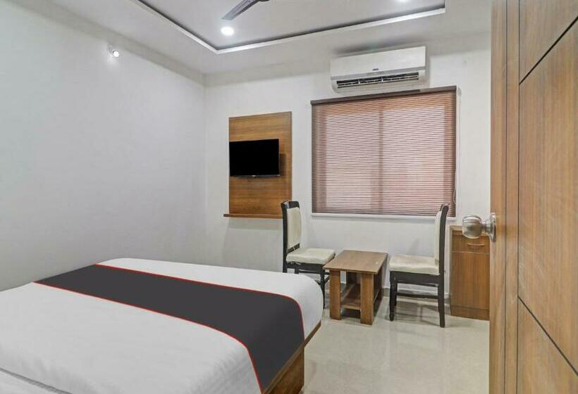 Triple Classic Room, Collection O S Grand Lodge