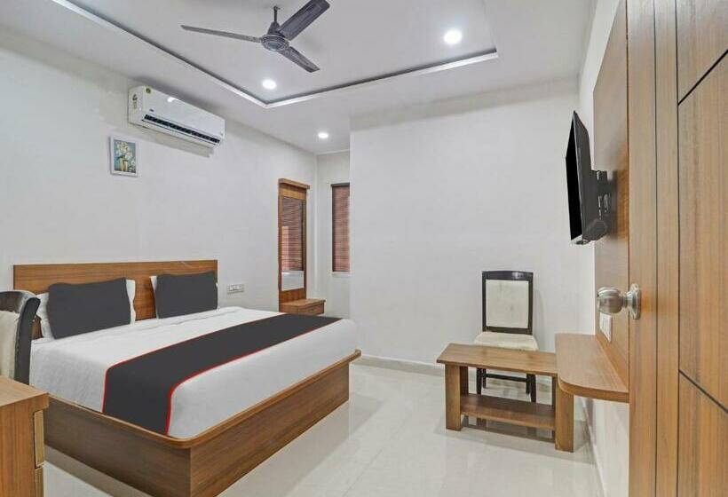 Triple Classic Room, Collection O S Grand Lodge