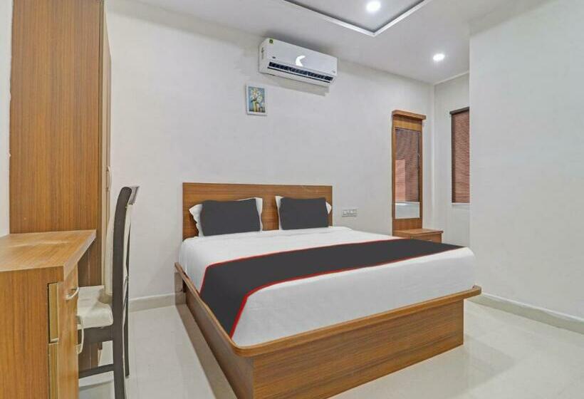 Triple Classic Room, Collection O S Grand Lodge