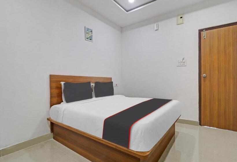 Triple Classic Room, Collection O S Grand Lodge