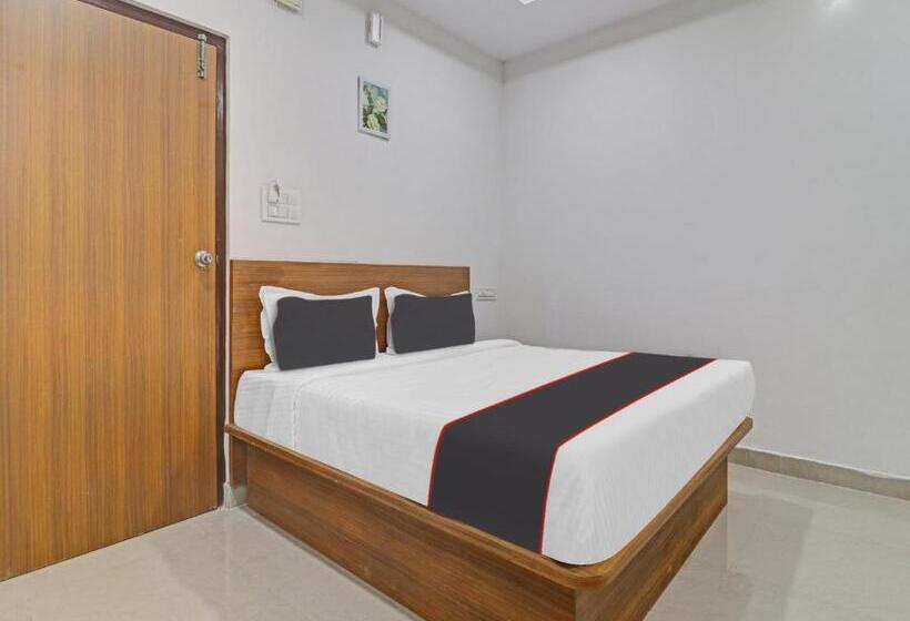 Triple Classic Room, Collection O S Grand Lodge