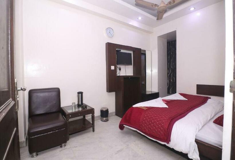 디럭스 룸, Priya Palace By Byob Hotels