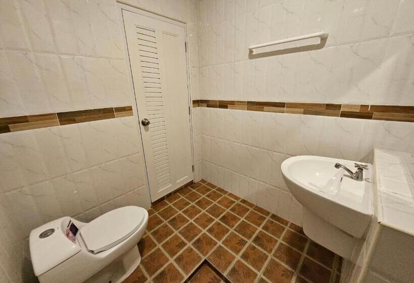 חדר סטנדרט לשלושה, So View Phuket Resort