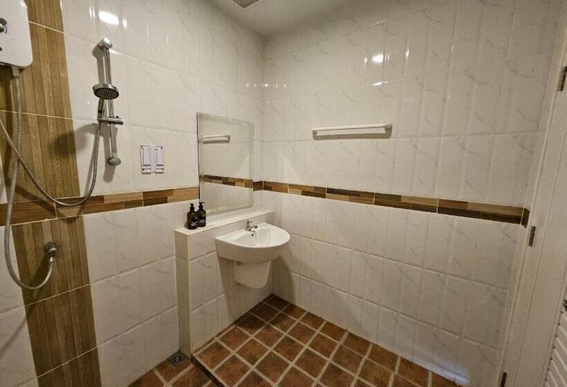 חדר סטנדרט לשלושה, So View Phuket Resort