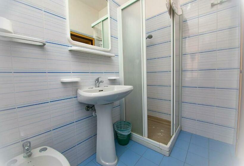 חדר סטנדרט לארבעה, Montebello Nuova Gestione