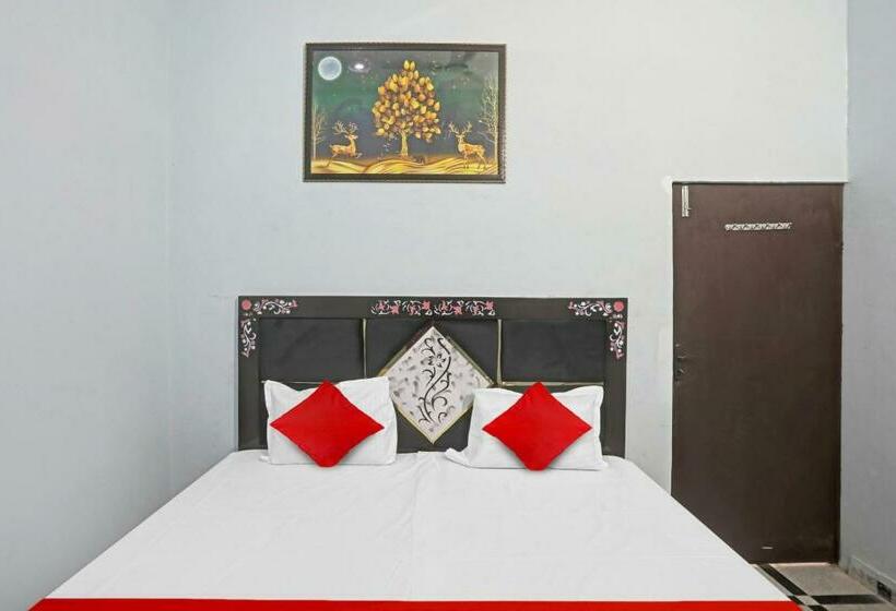 חדר קלאסי לשלושה, Pop 81269  Paras Inn