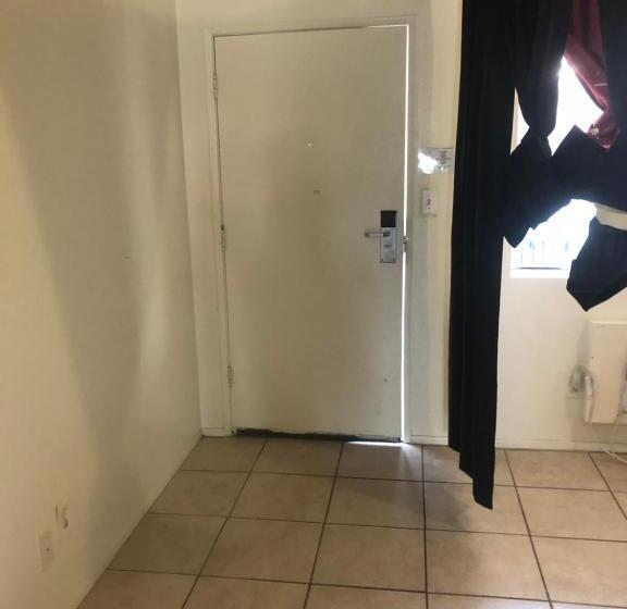 חדר סטנדרד יחיד חדר אמבטיה משותף, Crown Inn & Suites