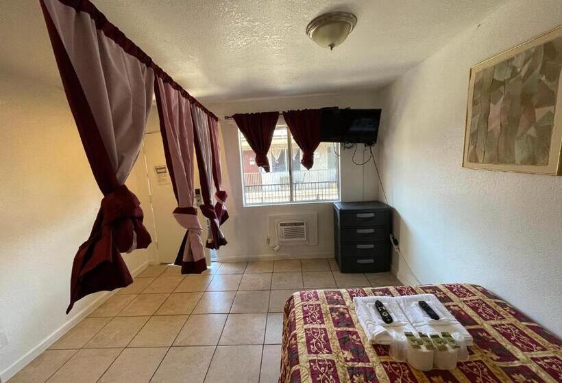 חדר סטנדרד יחיד חדר אמבטיה משותף, Crown Inn & Suites