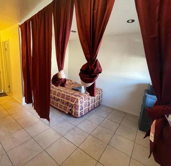 غرفة قياسية فردية حمام مشترك, Crown Inn & Suites