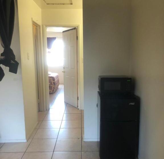 חדר סטנדרד יחיד חדר אמבטיה משותף, Crown Inn & Suites