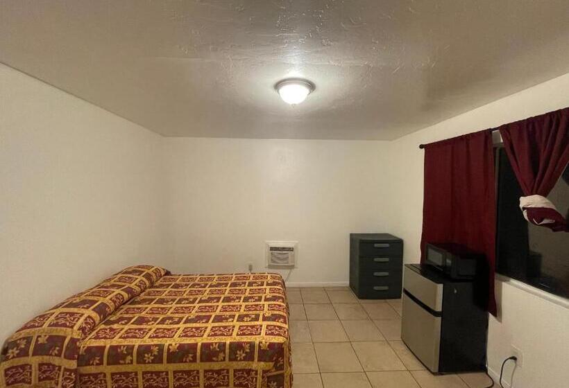 חדר סטנדרט חדר אמבטיה משותף, Crown Inn & Suites