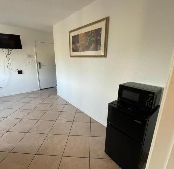 מיטת קינג בסוויטה, Crown Inn & Suites