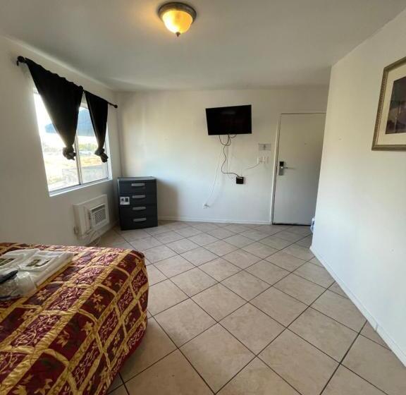 جناح سرير كينج, Crown Inn & Suites