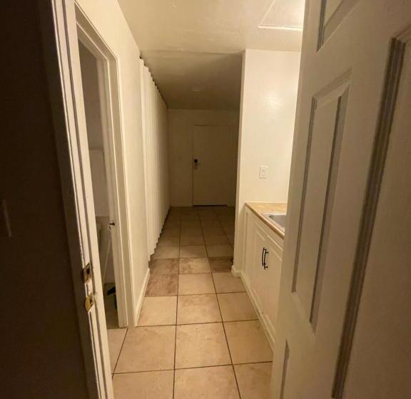 شقة غرفتين, Crown Inn & Suites