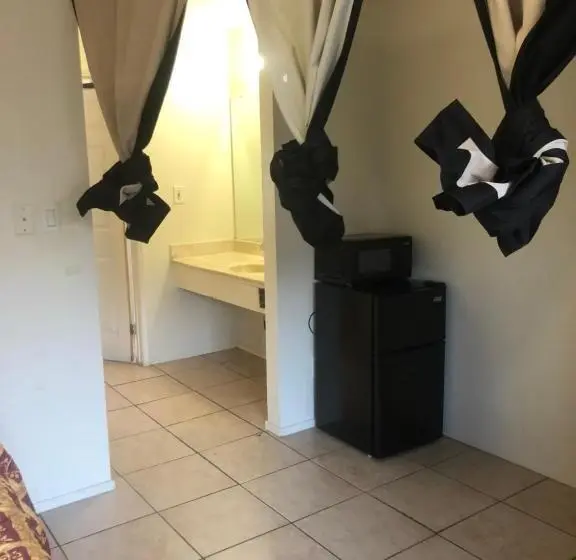 2ベッドルームアパートメント, Crown Inn & Suites