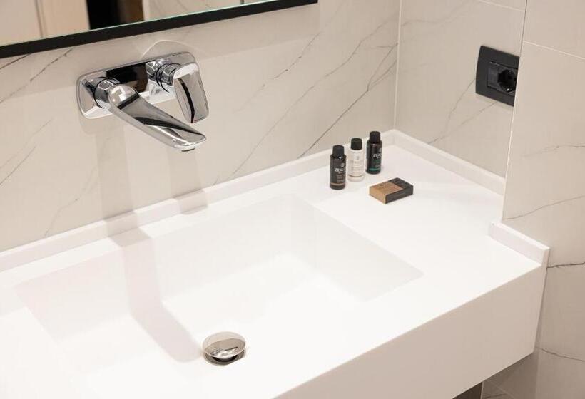 デラックストリプルルーム, Lans