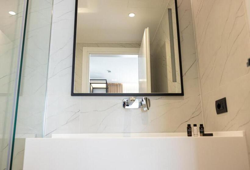 デラックストリプルルーム, Lans