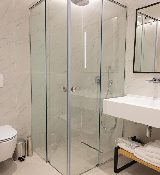 デラックストリプルルーム, Lans