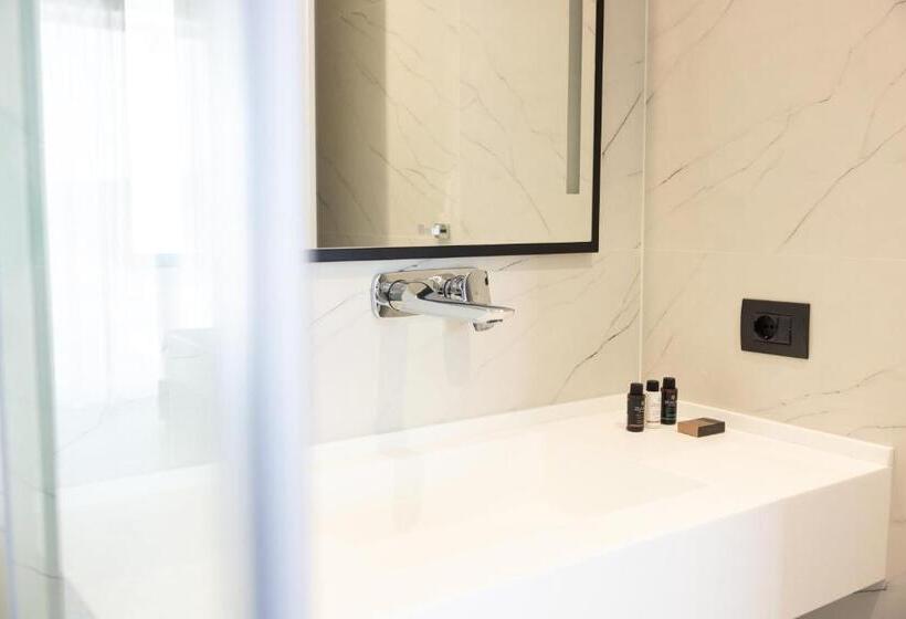 デラックストリプルルーム, Lans