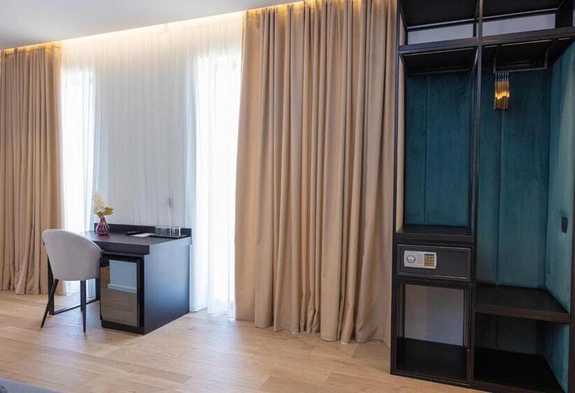 デラックスファミリールーム, Lans