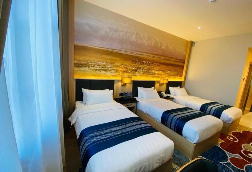 اتاق استاندارد سه نفره, Mazaalai