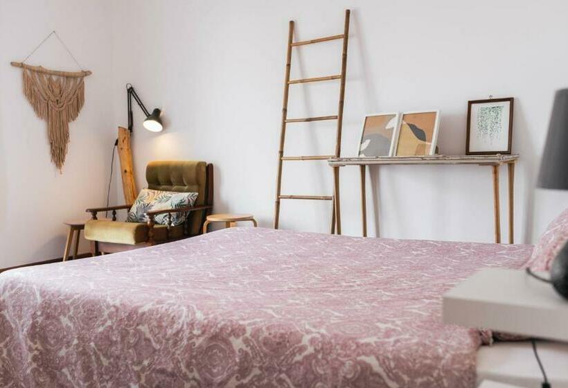 اتاق استاندارد با سرویس بهداشتی مشترک, Kirana House