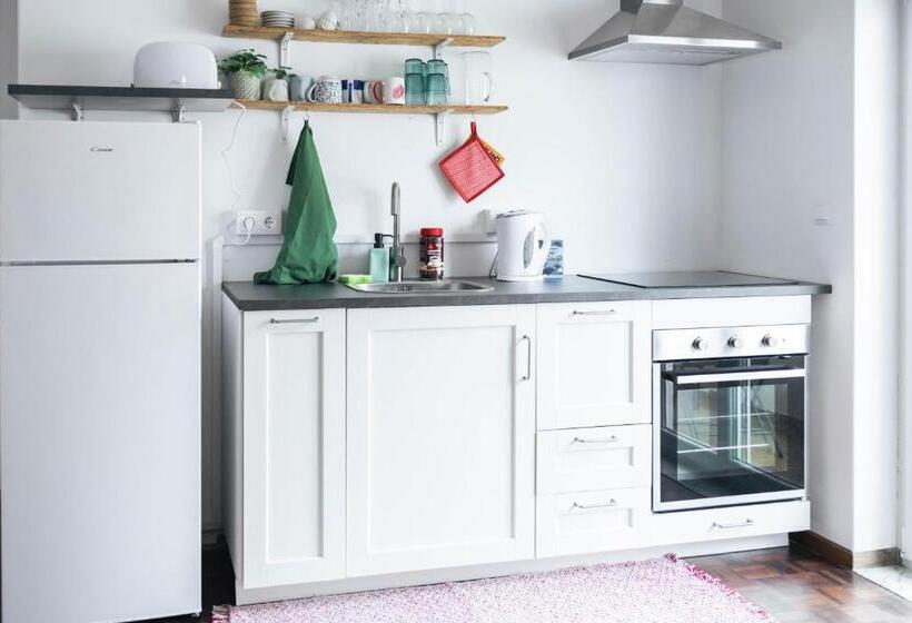 اتاق استاندارد با سرویس بهداشتی مشترک, Kirana House