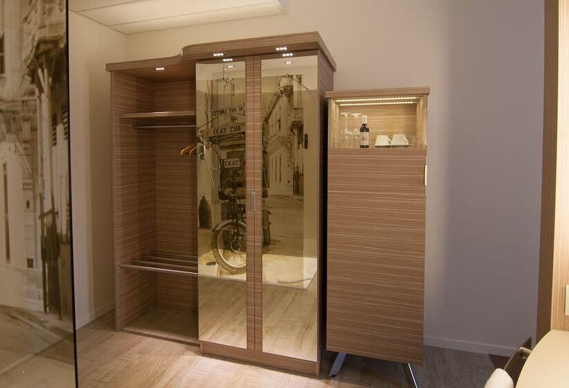 جناح, Arkadenhaus   Hotel Freiherr Von Schwarzenberg