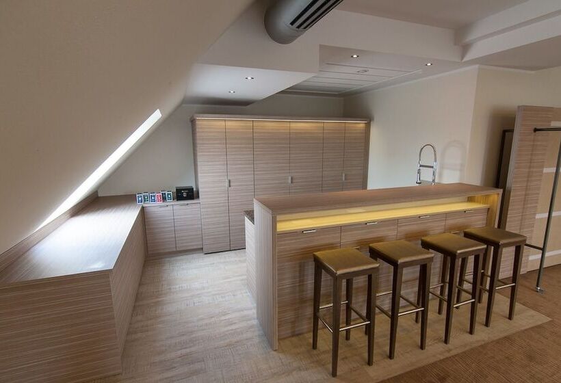 جناح, Arkadenhaus   Hotel Freiherr Von Schwarzenberg