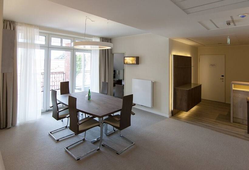 جناح, Arkadenhaus   Hotel Freiherr Von Schwarzenberg