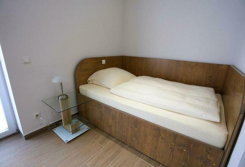 Номер Стандарт Индивидуальный с Балконом, Boardinghouse Schellenberg