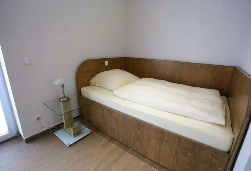 اتاق استاندارد یک تخته با بالکن, Boardinghouse Schellenberg
