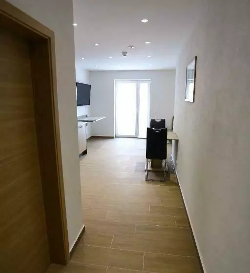 اتاق استاندارد یک تخته با بالکن, Boardinghouse Schellenberg