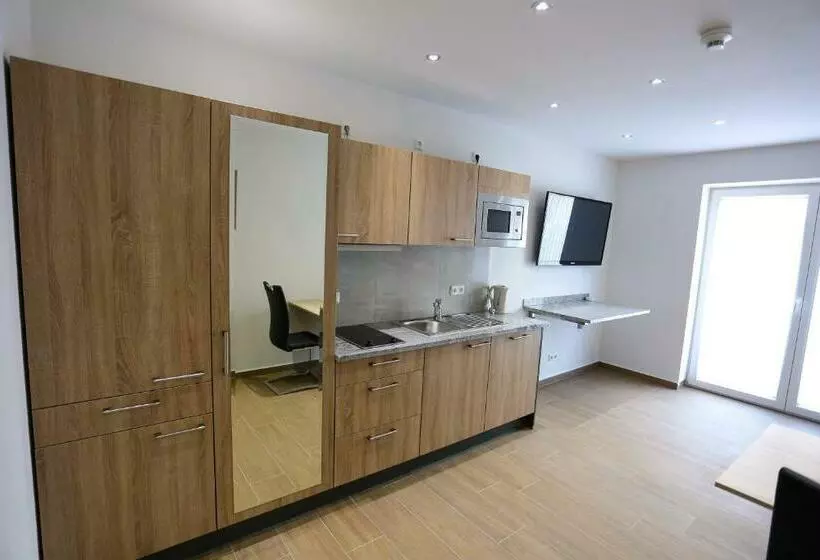 اتاق استاندارد یک تخته با بالکن, Boardinghouse Schellenberg