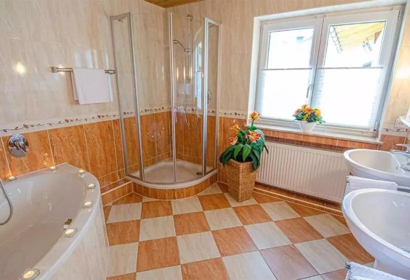 سوییت خانوادگی, Glas