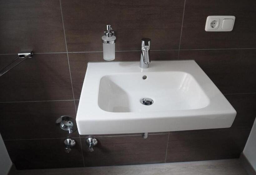 דירת חדר, Havana