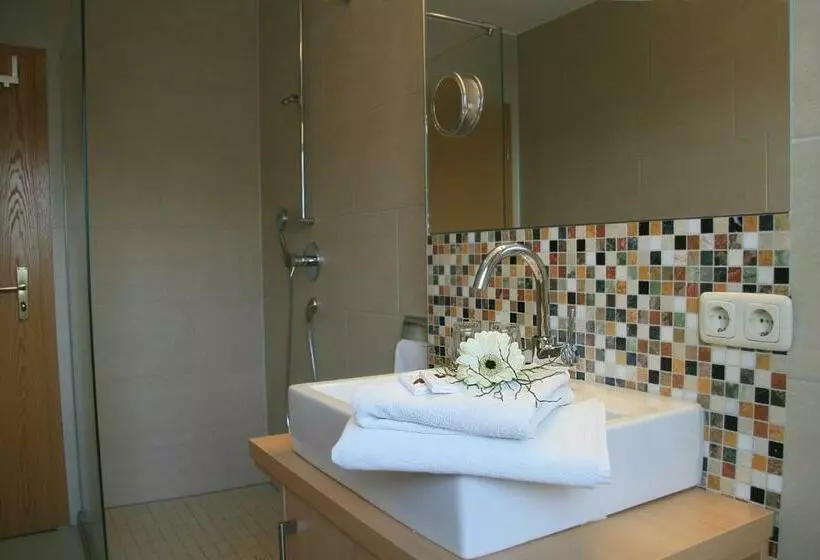 Standard Single Room, Linner