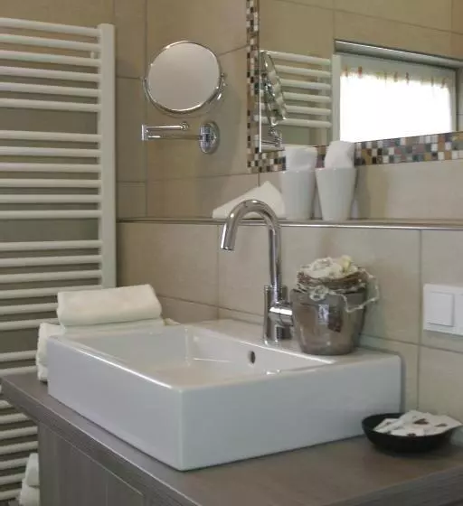1 Bedroom Apartment, Linner