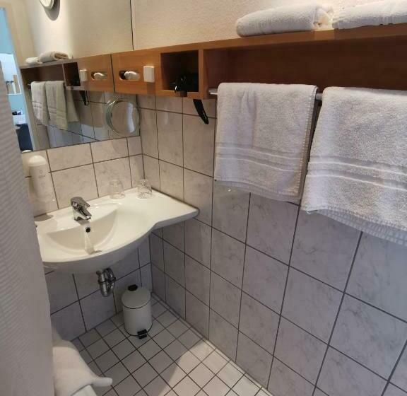 חדר סטנדרט לשלושה, Max Hotel Düsseldorf Self Check In