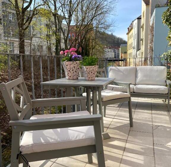 شقة غرفة واحدة, Pension22