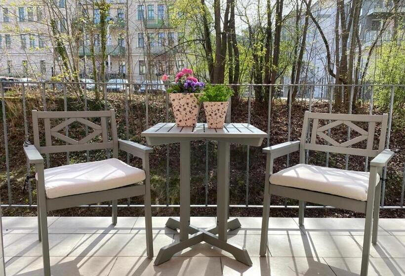 شقة غرفة واحدة, Pension22