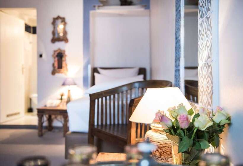 标准单人间, Ritzi